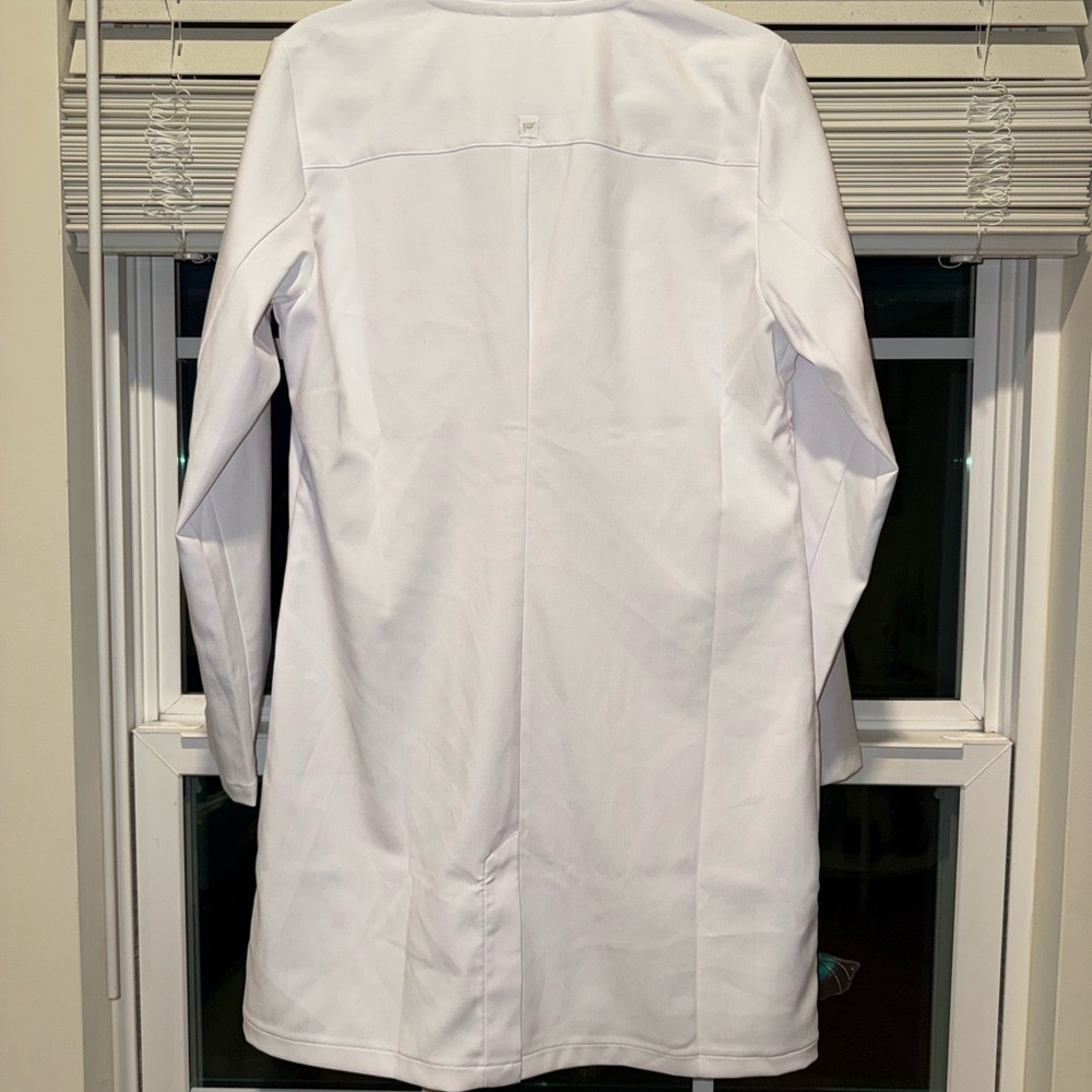 Fabletics White Women's Lab Coat with Notch Collar Women’s NWOT - Picture 2 of 4